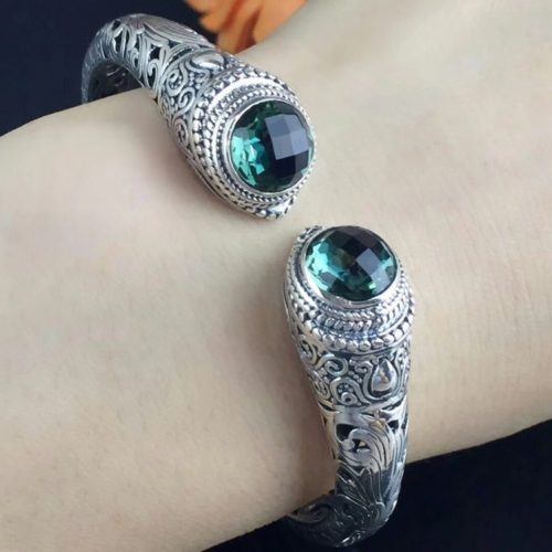 Браслет ручной работы с изумрудами